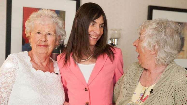 Elizabeth Hamel (&agrave; esquerda) e Ann Hunt (&agrave; direita) ficaram separadas por 78 anos antes de se reencontrarem, o que ofereceu &agrave; Nancy Segal (ao centro) um estudo de caso ideal para sua pesquisa