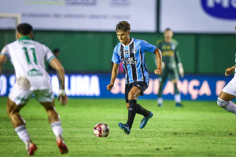 Roger em a&ccedil;&atilde;o. Ele, Tiaguinho e Arthur foram os melhores neste 4 a 0 fo Gr&ecirc;mio sobre o Avenida,