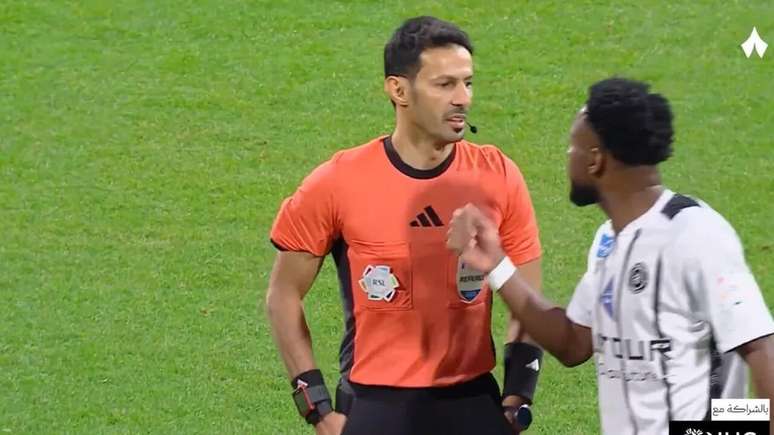 O jogador Abdullah Matuq, do Al Shabab, foi expulso depois de ter cuspido na dire&ccedil;&atilde;o do &aacute;rbitro &ndash; Reprodu&ccedil;&atilde;o de v&iacute;deo