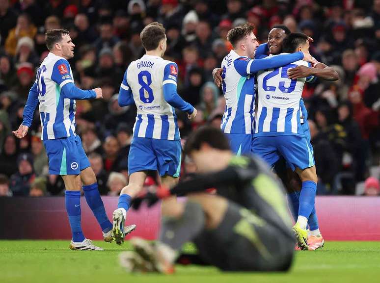 Jogadores do Brighton comemoram o gol marcado pelo veterano Danny Welbeck &ndash;