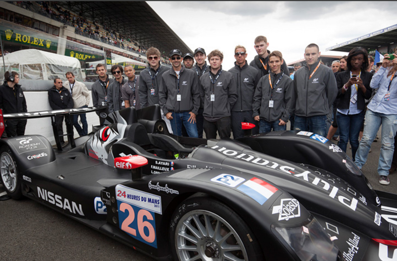Lucas Ord&oacute;&ntilde;ez e pilotos da GT Acadamy 