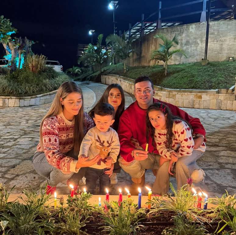 Cantor Yeison Jim&eacute;nez com sua esposa e seus tr&ecirc;s  filhos