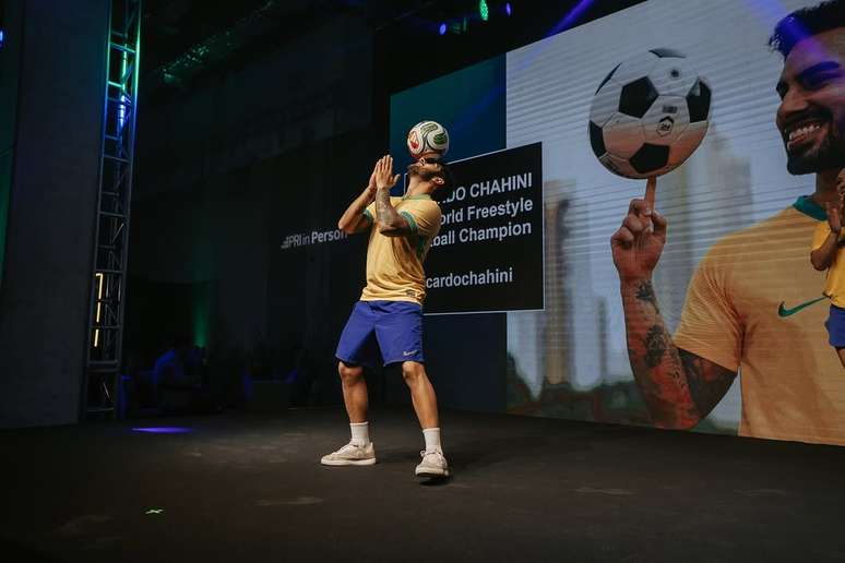 Ricardinho durante pr&aacute;tica do futebol freestyle