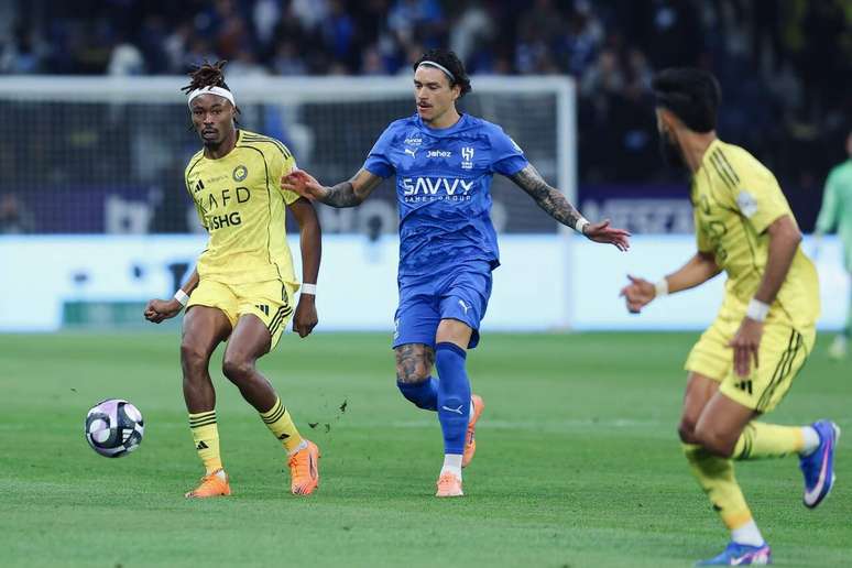 Jogadores de Al-Hilal e Al-Nassr em disputa de bola no Campeonato Saudita &ndash;