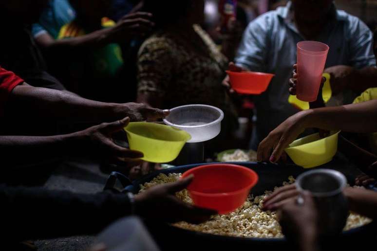 Refugiados venezuelanos recebem doa&ccedil;&atilde;o de alimentos em Pacaraima, Roraima