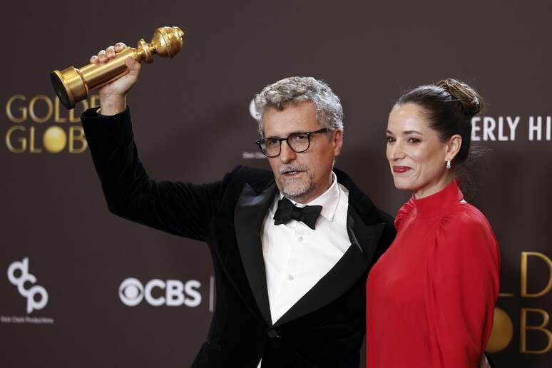 Kleber Mendon&ccedil;a Filho e a produtora francesa Emilie Lesclaux celebram vit&oacute;ria de 'O Agente Secreto'