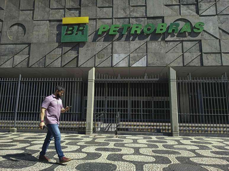 Um homem passa pela sede da Petrobras.