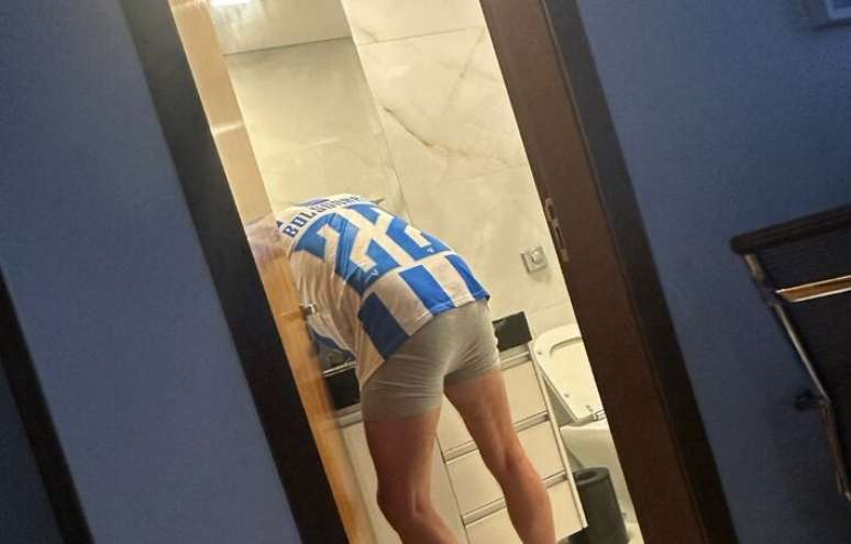 கார்லோஸ் போல்சனாரோ தனது தந்தை, முன்னாள் ஜனாதிபதி ஜெய்ர் போல்சனாரோவின் புகைப்படத்தை PF இல் உள்ள சிறப்பு அறையில் வெளியிட்டார்.