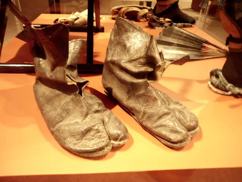 Tabi de couro do per&iacute;odo Edo (1603-1867)