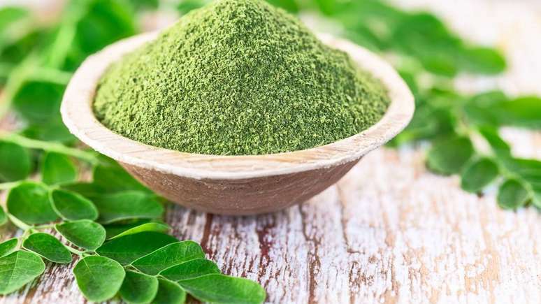 Apesar do potencial associado ao sistema imunol&oacute;gico e &agrave; sa&uacute;de geral, o uso da moringa exige modera&ccedil;&atilde;o, origem confi&aacute;vel e, em alguns casos, orienta&ccedil;&atilde;o profissional &ndash; depositphotos.com / rostovtsevayu