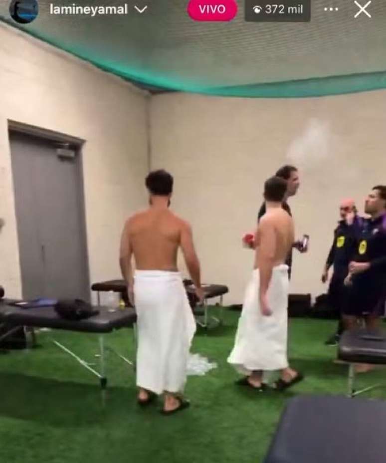 Transmiss&atilde;o de Yamal no Instagram flagra o goleiro Sczezny com cigarro na boca no vesti&aacute;rio do Barcelona &ndash;