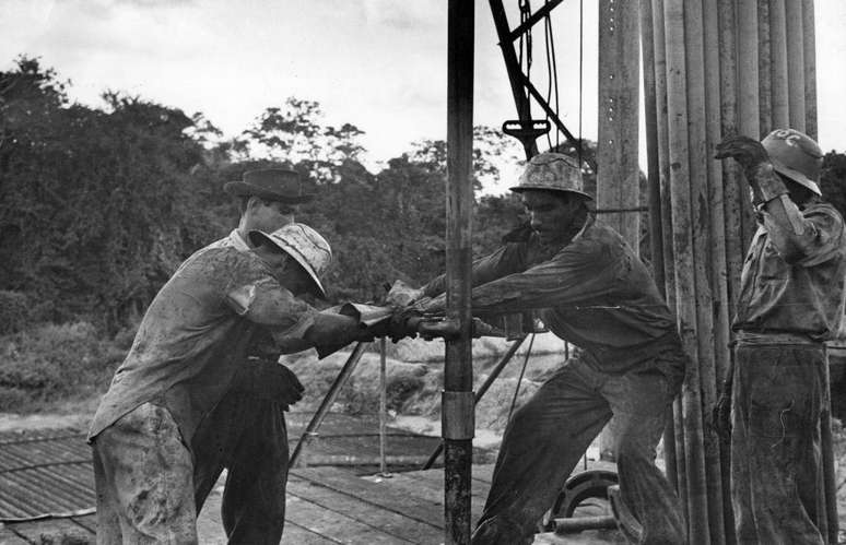 Trabalhadores em unidade de extra&ccedil;&atilde;o de petr&oacute;leo na Venezuela em 1950