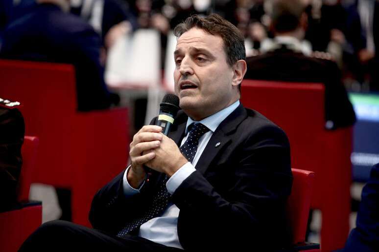 నిర్వాహకులపై ఒత్తిడి తెచ్చిన కారణంగా ఆంటోనియో జప్పీని తొలగించారు