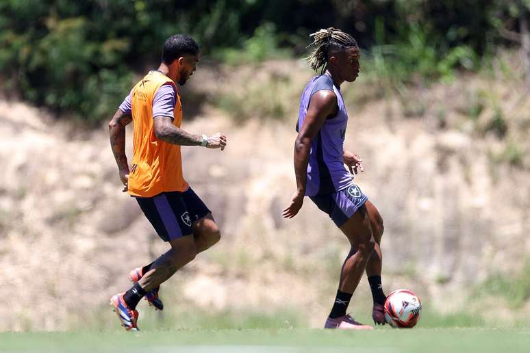 Ythallo, &agrave; direita, j&aacute; trabalha com companheiros de Botafogo &ndash;