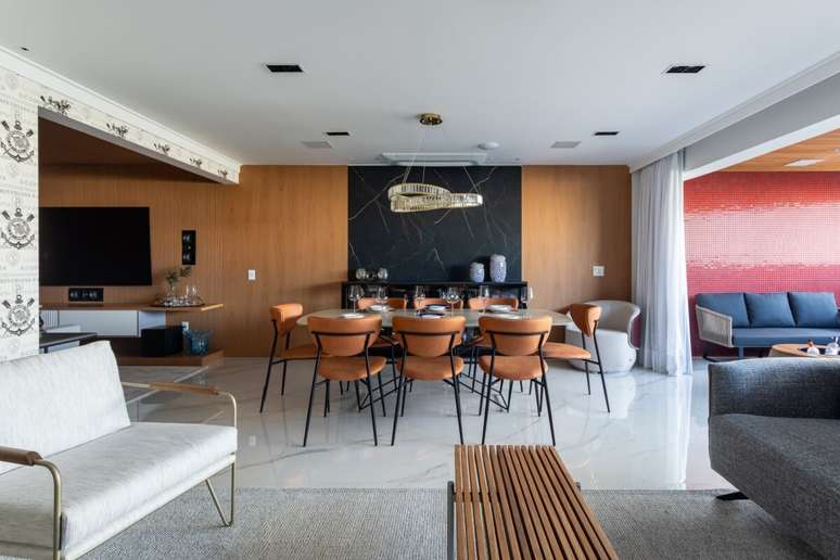 O maximalismo aparece como tradu&ccedil;&atilde;o de mem&oacute;rias, refer&ecirc;ncias e desejos, organizados em uma composi&ccedil;&atilde;o harm&ocirc;nica que reflete a identidade do morador Projeto: Camila Palladino |