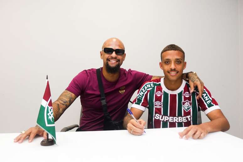 Davi Melo ao lado de Felipe Melo em assinatura de renova&ccedil;&atilde;o de contrato &ndash;