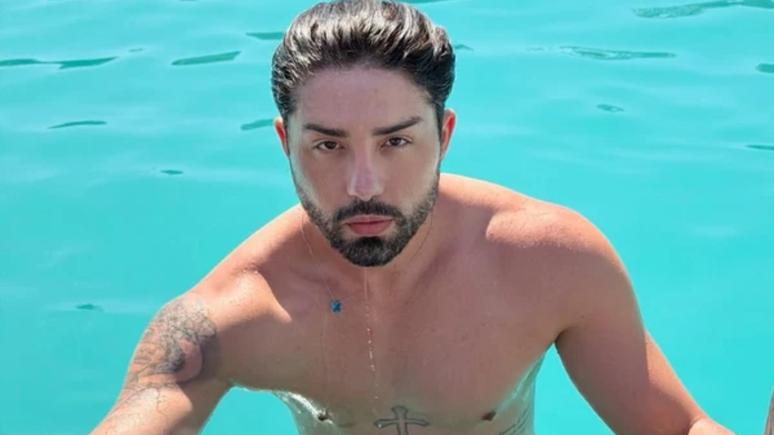 Rico Melquiades diz que far&aacute; cirurgia para diminuir altura e especialistas alertam