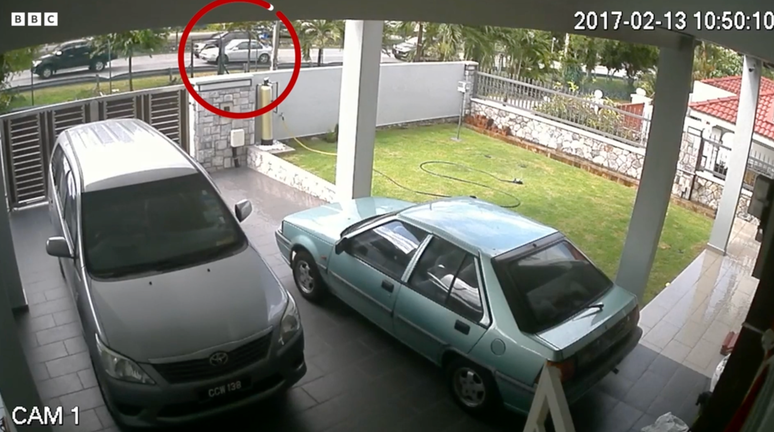 C&acirc;meras de vigil&acirc;ncia registram o momento em que o pastor Raymond Koh &eacute; sequestrado