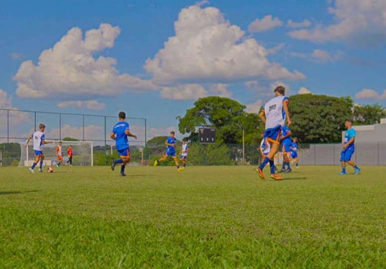 అర్ధరాత్రి అండర్ డాగ్. అయితే అభిమానులందరినీ తనవైపు తిప్పుకుంటాడు.