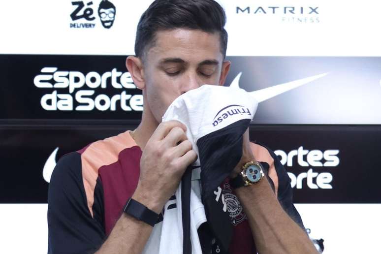 Gabriel Paulista beija o escudo do Corinthians durante apresenta&ccedil;&atilde;o: zagueiro &eacute; torcedor assumido do Tim&atilde;o &ndash;