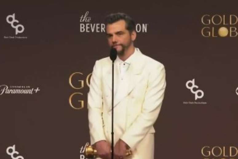 Wagner Moura concedendo entrevista coletiva após vitória no Globo de Ouro