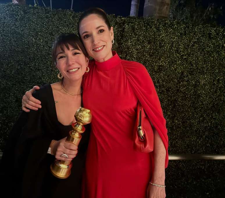 Silvia e Emilie seguram estatueta de Melhor Filme de L&iacute;ngua N&atilde;o Inglesa