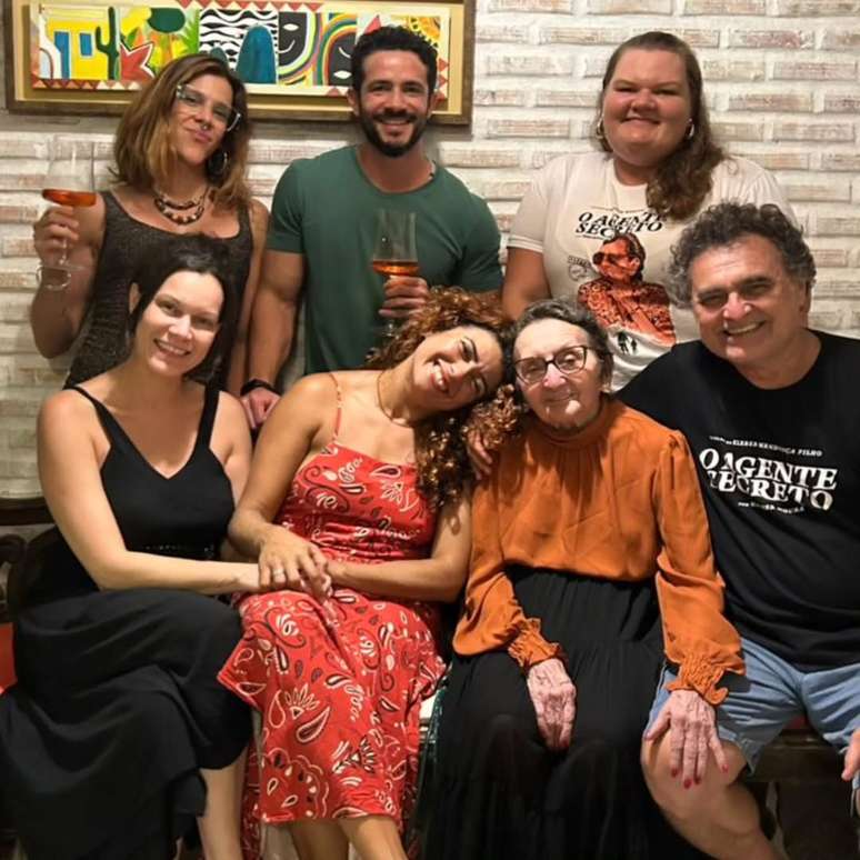 Parte do elenco de O Agente Secreto se re&uacute;ne no Brasil para celebrar