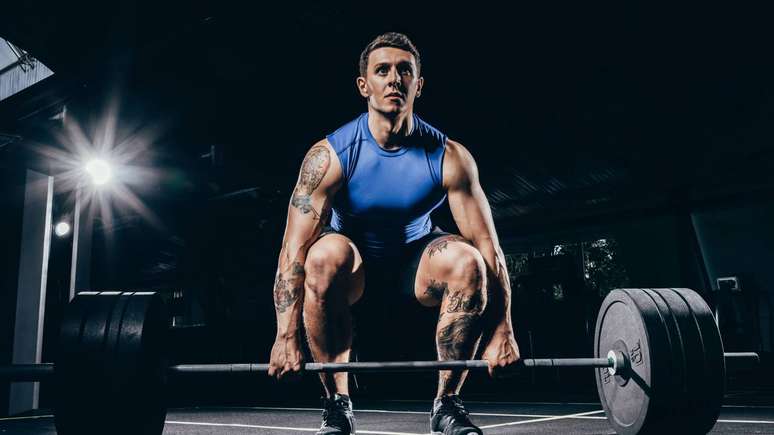 O planejamento de treino para um Mister Olympia costuma incluir uma grande variedade de exerc&iacute;cios, com foco em volume total de trabalho, detalhes de cada grupo muscular e estrat&eacute;gias para manter densidade e defini&ccedil;&atilde;o &ndash; depositphotos.com / EdZbarzhyvetsky