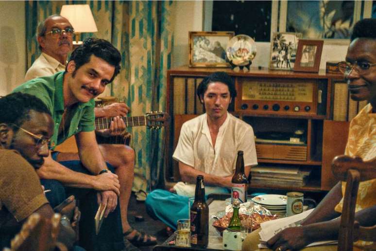 O filme &eacute; dirigido por Kleber Mendon&ccedil;a Filho, conhecido por seu trabalho e estilo dram&aacute;tico, que transita entre o suspense e o realismo 