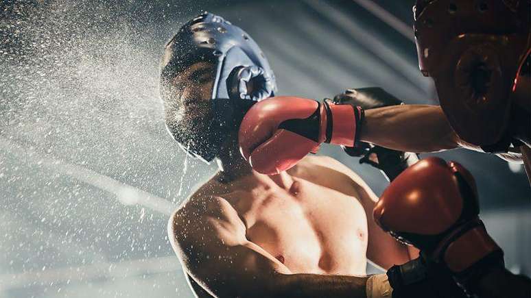 A mudan&ccedil;a s&uacute;bita da velocidade da cabe&ccedil;a durante o impacto faz com que o c&eacute;rebro ricocheteie dentro do cr&acirc;nio, danificando redes delicadas de neur&ocirc;nios