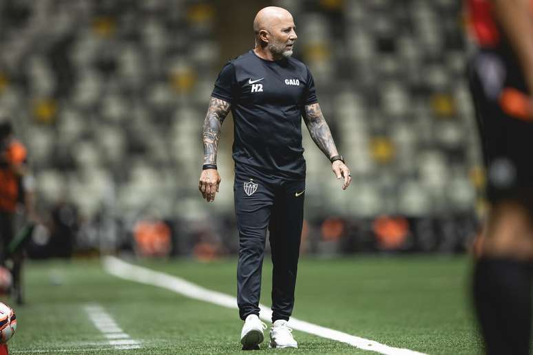 Sampaoli n&atilde;o estar&aacute; &agrave; beira do campo diante do North &ndash;