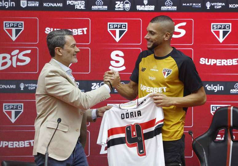 D&oacute;ria e Rui Costa, diretor-executivo do S&atilde;o Paulo, na apresenta&ccedil;&atilde;o do zagueiro &ndash;