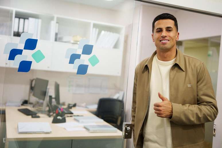 Jo&atilde;o Cancelo fazendo seus exames m&eacute;dicos no Barcelona 