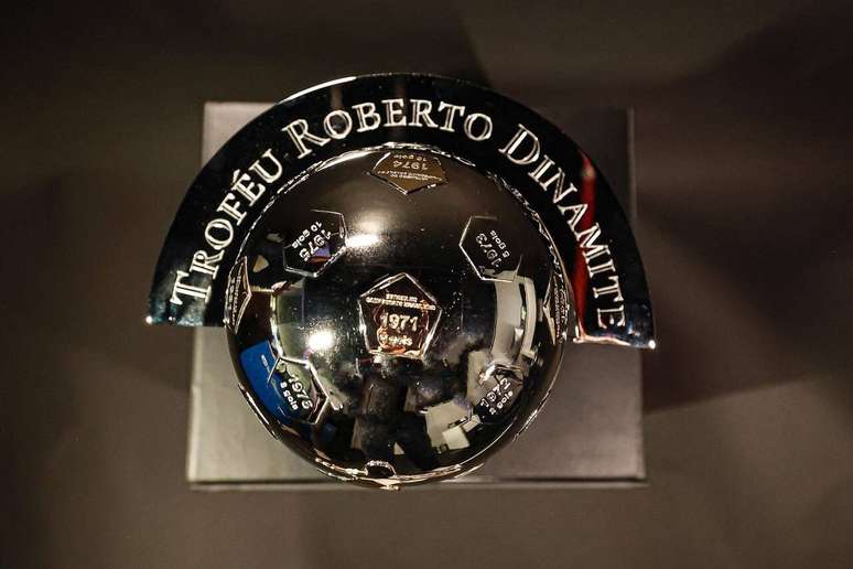 Trof&eacute;u Roberto Dinamite &eacute; entregue ao artilheiro do Brasileir&atilde;o &ndash;