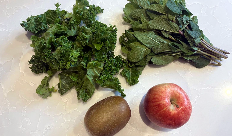 A nova dieta de Hugh inclui sucos feitos com kiwi, ma&ccedil;&atilde;, couve e folhas de hortel&atilde;