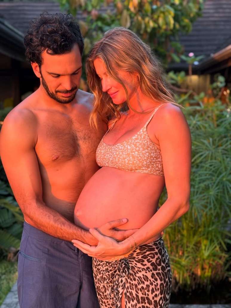 Gisele B&uuml;ndchen compartilha fotos com Joaquim Valente e os filhos.