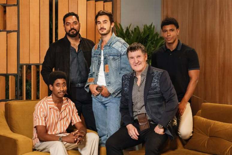 'Cora&ccedil;&atilde;o Acelerado': Jo&atilde;o Raul (Filipe Bragan&ccedil;a), ao centro, &eacute; astro sertanejo que foi abandonado ainda beb&ecirc;.