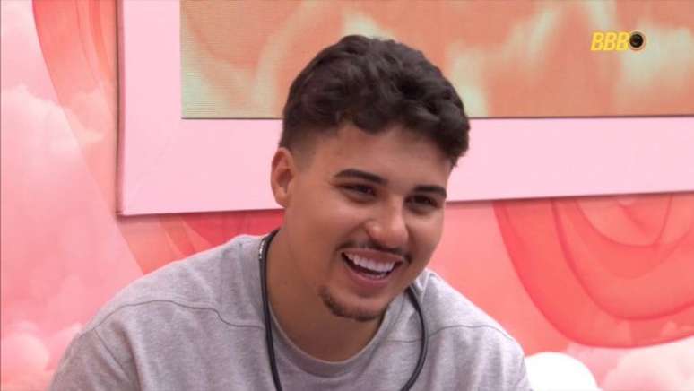 Pedro comenta fofoca com participantes