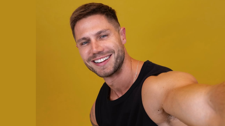 Jonas Sulzbach apareceu no BBB 26 usando a pulseira vermelha de sete n&oacute;s, acess&oacute;rio m&iacute;stico que tamb&eacute;m virou marca registrada de Bruna Marquezine e Shawn Mendes