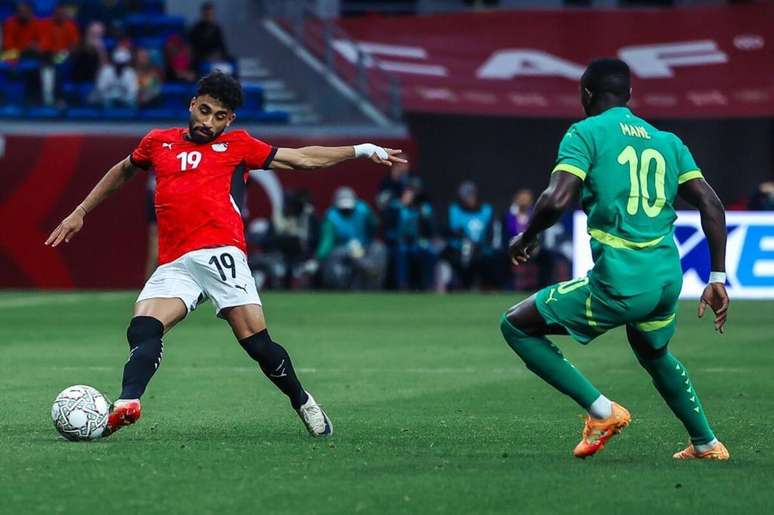 Attia, do Egito, tenta o cruzamento e &eacute; marcado de perto por Man&eacute;, astro de Senegal.&nbsp;