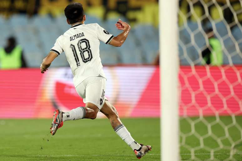 Almada comemorando um gol pelo Botafogo
