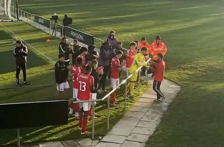 Reprodu&ccedil;&atilde;o de V&iacute;deo - Legenda: Elenco do Benfica cumprimentou torcedor solit&aacute;rio ap&oacute;s vit&oacute;ria sobre o Newcastle