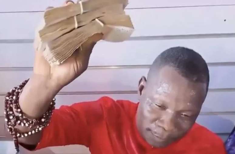 Reprodu&ccedil;&atilde;o de v&iacute;deo - Legenda: Uma multid&atilde;o apedrejou a casa do falso profeta ap&oacute;s a elimina&ccedil;&atilde;o do Mali