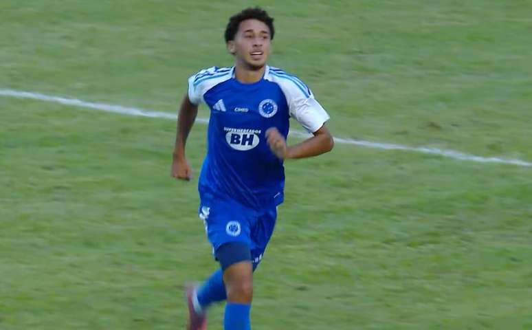 Jogador do Cruzeiro celebra um dos gols no triunfo sobre a Ponte Preta &ndash; Reprodu&ccedil;&atilde;o CazeTV