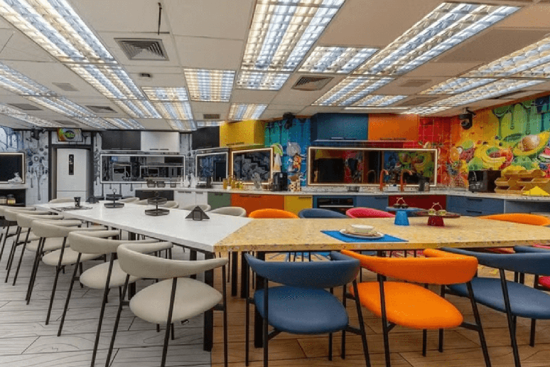 A cozinha integrada do BBB 26 refor&ccedil;a a ideia de delimitar ambientes sem paredes, usando mobili&aacute;rio e cores para organizar o espa&ccedil;o 