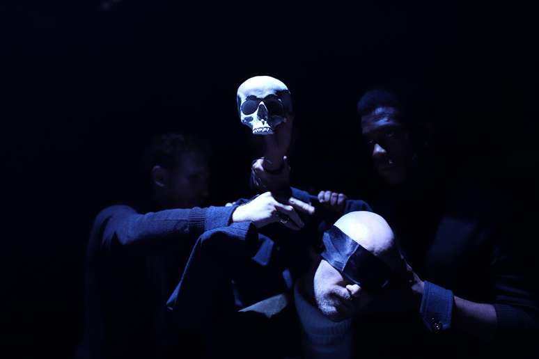 Montagem de Hamlet dirigida por Sin&eacute;ad Rushe no teatro da Royal Academy of Dramatic Arts (RADA)