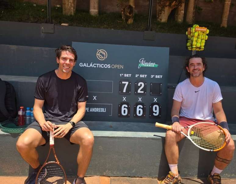 Felipe Andreoli e Kak&aacute; em partida de t&ecirc;nis