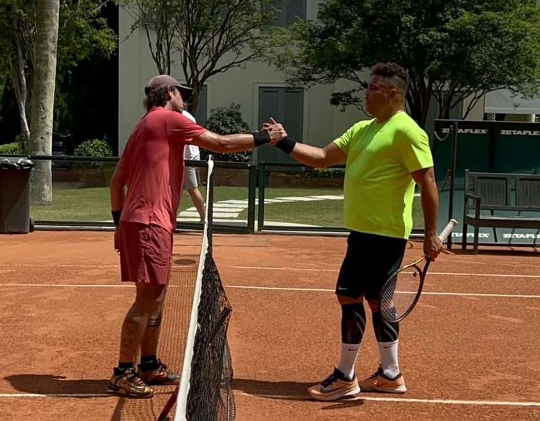 Felipe Andreoli e Ronaldo Fen&ocirc;meno em partida de t&ecirc;nis