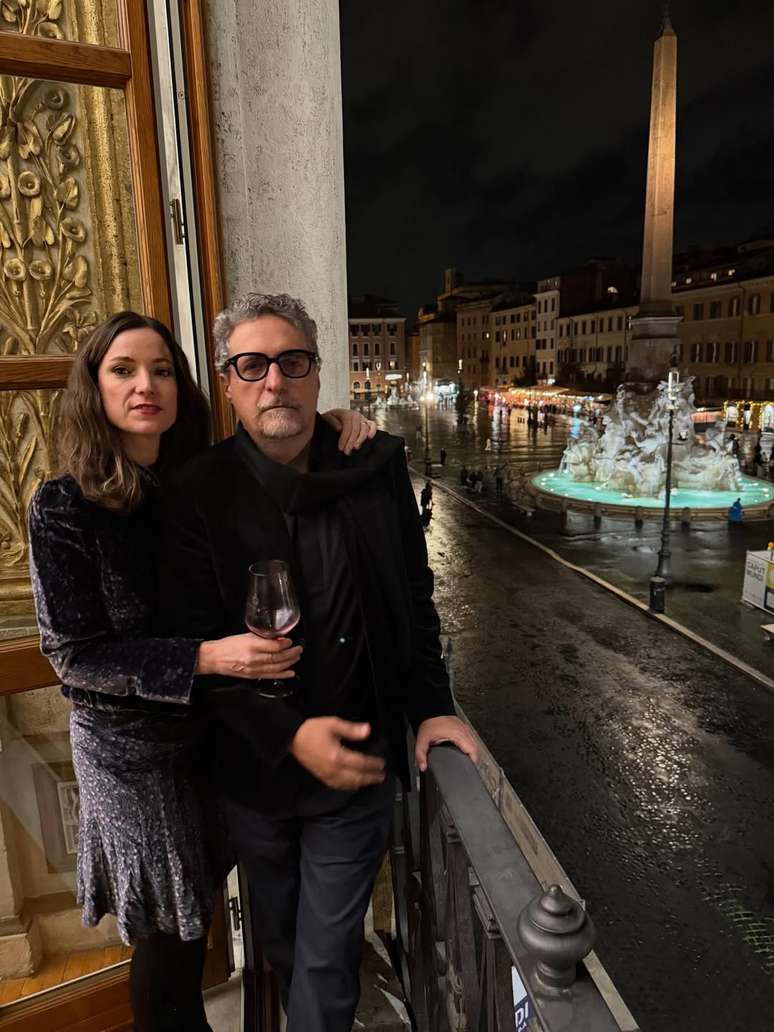 Quem &eacute; Emilie Lesclaux, a esposa francesa de Kleber Mendon&ccedil;a Filho que produziu 'O Agente Secreto' e outros filmes