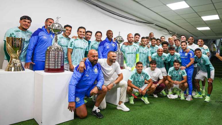 Weverton tirou foto com o elenco do Palmeiras e toda a comiss&atilde;o t&eacute;cnica durante homenagem feita pelo clube &ndash;